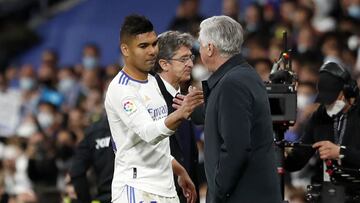 Casemiro saluda a su entrenador, Carlo Ancelotti, tras ser sutituido en el Real Madrid-Getafe de la pasada jornada de Liga.