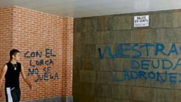 <b>HARTOS. </b>Los aficionados blanquiazules mostraron su enfado.