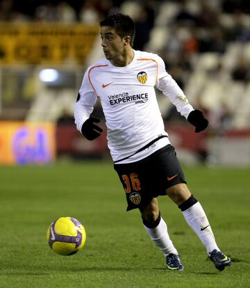 Viaje de ida y vuelta del lateral izquierdo valenciano. Canterano del Valencia, lleg¨® a disfrutar de minutos con el primer equipo en Copa de la UEFA, se march¨® al Villarreal y regres¨® en verano de 2019 al club che.