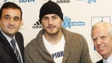 <b>SOLIDARIO. </b>Gregorio Panadero (BBVA), Casillas y Enrique Sánchez (Fundación Madrid) en el acto de ayer.