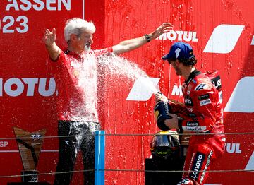 Francesco Bagnaia rocía con champán a su jefe de equipo durante la ceremonia del podios.