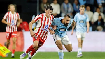 Soccer Football - LaLiga - Celta Vigo v Atletico Madrid - Estadio de Balaidos, Vigo, Spain - October 5, 2025 Atletico Madrid's Robin Le Normand in action with Celta Vigo's Borja Iglesias REUTERS/Miguel Vidal
