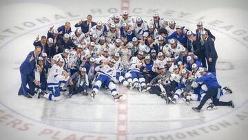 Los jugadores de los Tampa Bay Lightning posan con la Stanley Cup tras ganar en el sexto partido de la final a los Dallas Stars y proclamarse campeones de ls Stanley Cup 2020.