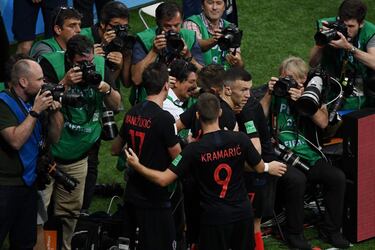 El reportero gráfico Yuri Cortez en la celebración del segundo gol croata.