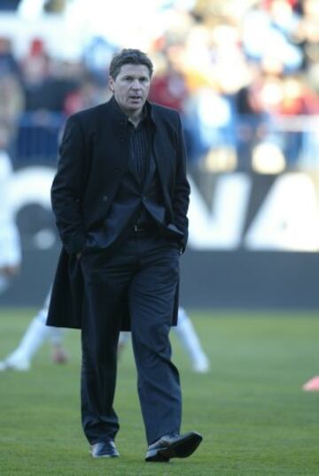 Dmitry Piterman ha sido uno de los personajes m¨¢s pol¨¦micos del f¨²tbol espa?ol en lo que llevamos de siglo. El empresario ucraniano compr¨® el Racing de Santander y el Alav¨¦s con la intenci¨®n de ser entrenador a pesar de no tener licencia. Los resultados de este experimento fueron desastrosos.