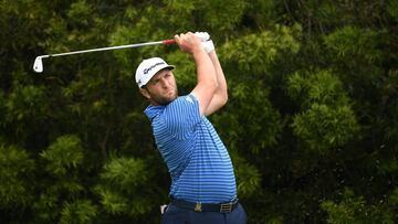 Jon Rahm golpea una bola durante el U.S. Open en el Pebble Beach Golf Links de Pebble Beach, California.