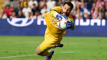 Augusto Batalla, deteniendo un balón.