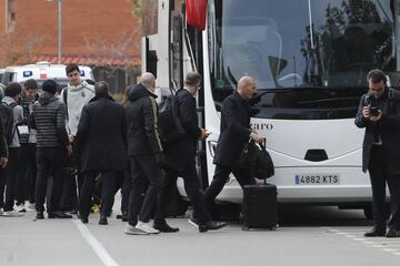 Llegada del Real Madrid al hotel de concentración en Barcelona. En la foto, Courtois y Zidane tras bajar del autobús. 