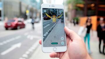 Pokémon GO: detienen a un conductor jugando con 8 móviles a la vez