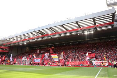 En 2010, el Liverpool FC fue vendido al grupo estadounidense Fenway Sports Group (FSG) por aproximadamente 340 millones de euros, marcando el inicio de una nueva era en Anfield. La operación se concretó tras una etapa de inestabilidad financiera bajo los anteriores propietarios, Tom Hicks y George Gillett, quienes habían acumulado una deuda significativa que amenazaba la viabilidad del club.
