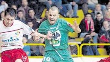 <b>A POR TODAS. </b>Dos jugadores con carisma y pegada: Diego Blanco, del Martorell, y Tete, del MRA.