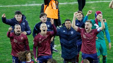 PONTEVEDRA, 03/01/2025.- Los jugadores del Pontevedra celebran la victoria tras el encuentro correspondiente a los dieciseisavos de final de la Copa del Rey que han disputado hoy viernes Pontevedra y Mallorca en el estadio de Pasarón, en Pontevedra. EFE/Lavandeira Jr
