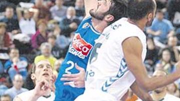 <b>CORAJE. </b>Vidaurreta, junto a McDonald, dieron adecuada réplica a los pívots del Unicaja.