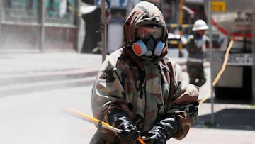 Soldado en jornada de desinfección.
