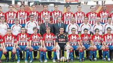 <b>LOS ROJIBLANCOS POSARON AYER PARA LA FOTO OFICIAL. </b>De izquierda a derecha. Fila de arriba: Jairo, Javi Fuego, Andreu, Juanmi, Karanka, Marcos Landeira, Chus Bravo, Jorge, Sergio, Guardado, Barral, Congo, De Lucas, Pedro. Fila del medio: Antonio Maestro (jefe de los servicios médicos), Juan Maribona (ATS), Alejo Caso (utillero), Isidro Fernández (entrenador de porteros), Enrique Castro 'Quini' (delegado), Manuel Vega-Arango (presidente), Manuel Preciado (primer entrenador), Iñaki Tejada (segundo entrenador), Gerardo Ruiz (preparador físico), Diego Lobelle (masajista), Lorenzo del Pozo (fisioterapeuta), Gonzalo Revuelta (médico). Fila de abajo: Manu, Pablo Ríos (posó por Canella), Joni López, Míchel, Samuel, Gerardo, Roberto, Diego Castro, Sastre, Raúl Cámara, Noel Alonso, Omar y Alejandro.