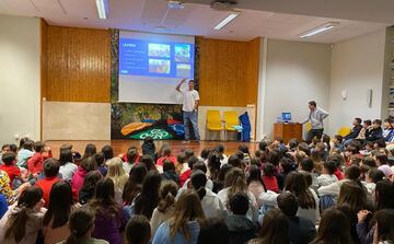 Ibon, dando múltiples charlas en escuelas a las que enseña su 'Aparretan Bizi', su 'Vivir la espuma', esa filosofía de vida que le ha hecho quien es hoy en día.