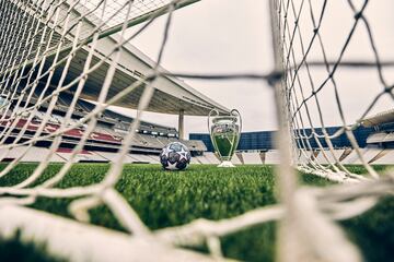 El UCL Pro Istanbul, junto al trofeo de la Champions League, en una portería del Estadio Olímpico Atatürk, sede de la final de la UEFA Champions League el próximo 10 de junio.