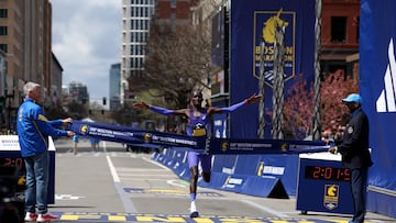 John Korir cruza la meta victorioso