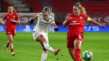 Soccer Football - Women's Champions League - FC Twente v Real Madrid - Grolsch Veste, Enschede, Netherlands - December 17, 2025 FC Twente's Danique van Ginkel in action with Real Madrid's Athenea del Castillo REUTERS/Piroschka Van De Wouw