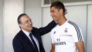 Cristiano y Florentino se saludan durante un entrenamiento de pretemporada.