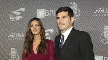 Sara Carbonero e Iker Casillas posan antes de entrar en la gala de los &quot;Dragones de Oro&quot; organizada por el Oporto.