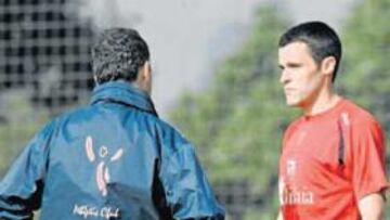<b>INTERESADO. </b>Caparrós atiende las indicaciones de Orbaiz antes del entrenamiento.