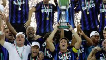 <b>UN NUEVO TÍTULO. </b>Zanetti levanta la Supercopa de Italia, el cuarto trofeo oficial que gana el Inter en lo que va de año.