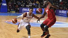 BAS503. BAHIA BLANCA (ARGENTINA), 29/08/2017.- Joel Anthony (d) de Canad&aacute; intenta bloquear a Jhon Cox (i) de Venezuela hoy, martes 29 de agosto de 2017, durante un juego del grupo B de la AmeriCup 2017, en el estadio Estadio Osvaldo Casanova en Bah&iacute;a Blanca (Argentina). EFE/Horacio Culaciatti