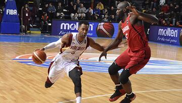 BAS503. BAHIA BLANCA (ARGENTINA), 29/08/2017.- Joel Anthony (d) de Canadá intenta bloquear a Jhon Cox (i) de Venezuela hoy, martes 29 de agosto de 2017, durante un juego del grupo B de la AmeriCup 2017, en el estadio Estadio Osvaldo Casanova en Bahía Blanca (Argentina). EFE/Horacio Culaciatti
