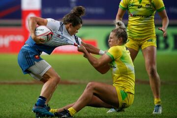 La francesa Camille Grassineau compite con la australiana Emma Tonegato durante el partido semifinal de la 7a. Copa de rugby femenino entre Australia y Francia