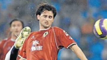 <b>LUCHADOR. </b>Pablo Calandria pelea un balón con un jugador del Zaragoza en la eliminatoria de Copa.