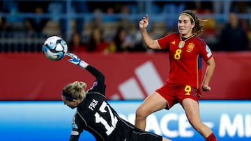 MÁLAGA, 05/12/2023.- La delantera de España Mariona Caldentey marca el 5-3 durante el encuentro del grupo D de la Liga de Naciones entre España y Suecia, este martes en el Estadio La Rosaleda en Málaga. EFE/ Jorge Zapata
