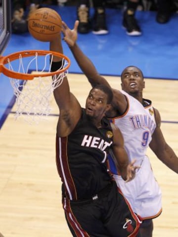 Chris Bosh machaca en las Finales de 2012 ante Serge Ibaka (Oklahoma City).