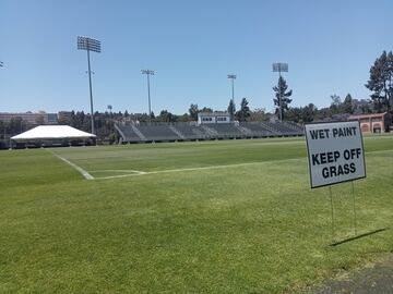 Wallis Annenberg Stadium, listo para recibir al Madrid con el gimnasio al fondo.