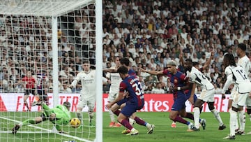 Otra imagen posterior de la salvada de Lunin en el gol fantasma del Barça.