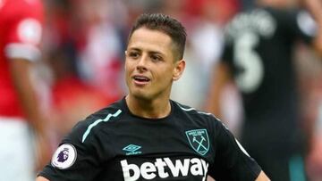 Chicharito jugando con el West Ham en la temporada 2018-2019.