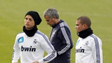 Cristiano, con Mourinho y Pepe en un entrenamiento.