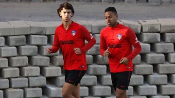 Jo&atilde;o F&eacute;lix y Renan Lodi durante un entrenamiento.