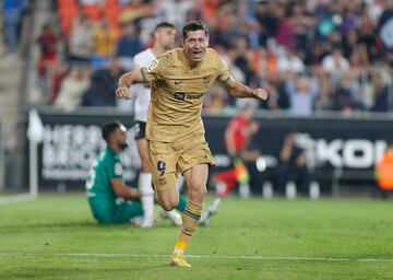 0-1. Robert Lewnadowski celebra el primer gol que marca en el minuto 93.