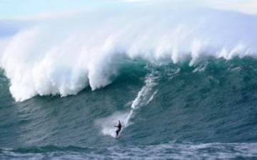 Olas gigantes de entre 10 y 15 metros en Belharra, cerca del País Vasco francés. Son olas aptas sólo para profesionales del surf que además se ayudan de motos de agua para remolcarse.