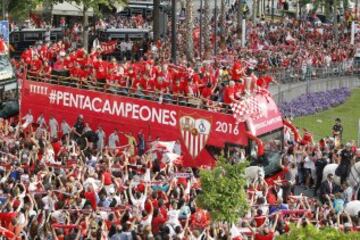 Celebración de los jugadores del Sevilla en la plaza de la Puerta de Jerez, durante el paseo triunfal que ha realizado el equipo esta tarde para festejar y ofrecer a la ciudad su quinta Liga Europa conseguida el pasado miércoles en Basilea (Suiza