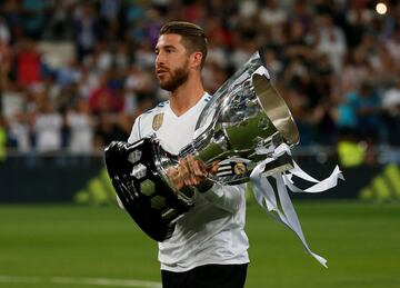 Sergio Ramos con el trofeo de Liga.