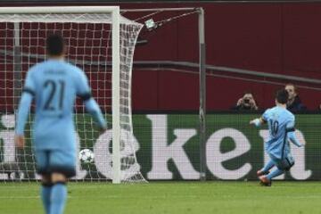0-1. Lionel Messi anotó el primer tanto.