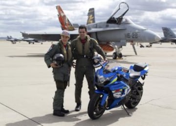 El piloto de Suzuki Maverick Viñales (i) posa con su moto y con el capitán del Ejército del Aire Javier Barcala (d), que ha pilotado el avión de combate F-18 de la Base Aérea de Zaragoza, con el que ha pasado del asfalto del circuito de MotorLand, donde competirá el próximo domingo en MotoGP, al cielo de Aragón. Viñales, cuyo nombre, Maverick, se debe al fervor que sentía su padre, Ángel, por el protagonista de la película "Top Gun" que protagonizaba Tom Cruise, y en el que interpretaba el papel de un piloto de combate, ha logrado hoy hacer realidad otra de sus pasiones al subirse a un caza del ejército español.