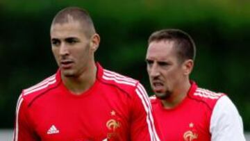 <b>GOLPE AL FÚTBOL FRANCÉS. </b>Benzema y Ribéry, en el centro de todos los informativos del país.