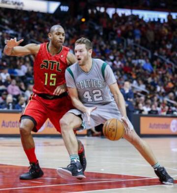 David Lee lucha por el balón con Al Horford.