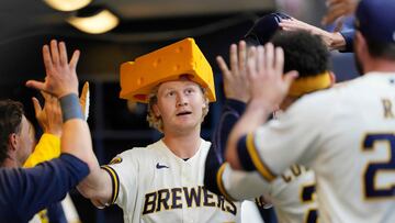 Un queso emmental como sombrero