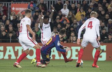 Jugada del penalti de Quincy Promes a Leo Messi.