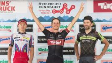 Lukas Pöstlberger celebra su victoria en la séptima etapa del Tour de Austria junto con Vorganov (izquierda) y Moser (derecha)