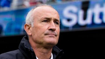 Partidos dirigidos: 435
Victorias: 166
Derrotas: 135
Empates: 134

Era asistente técnico de Schmid, actualmente es el interino de LA Galaxy.